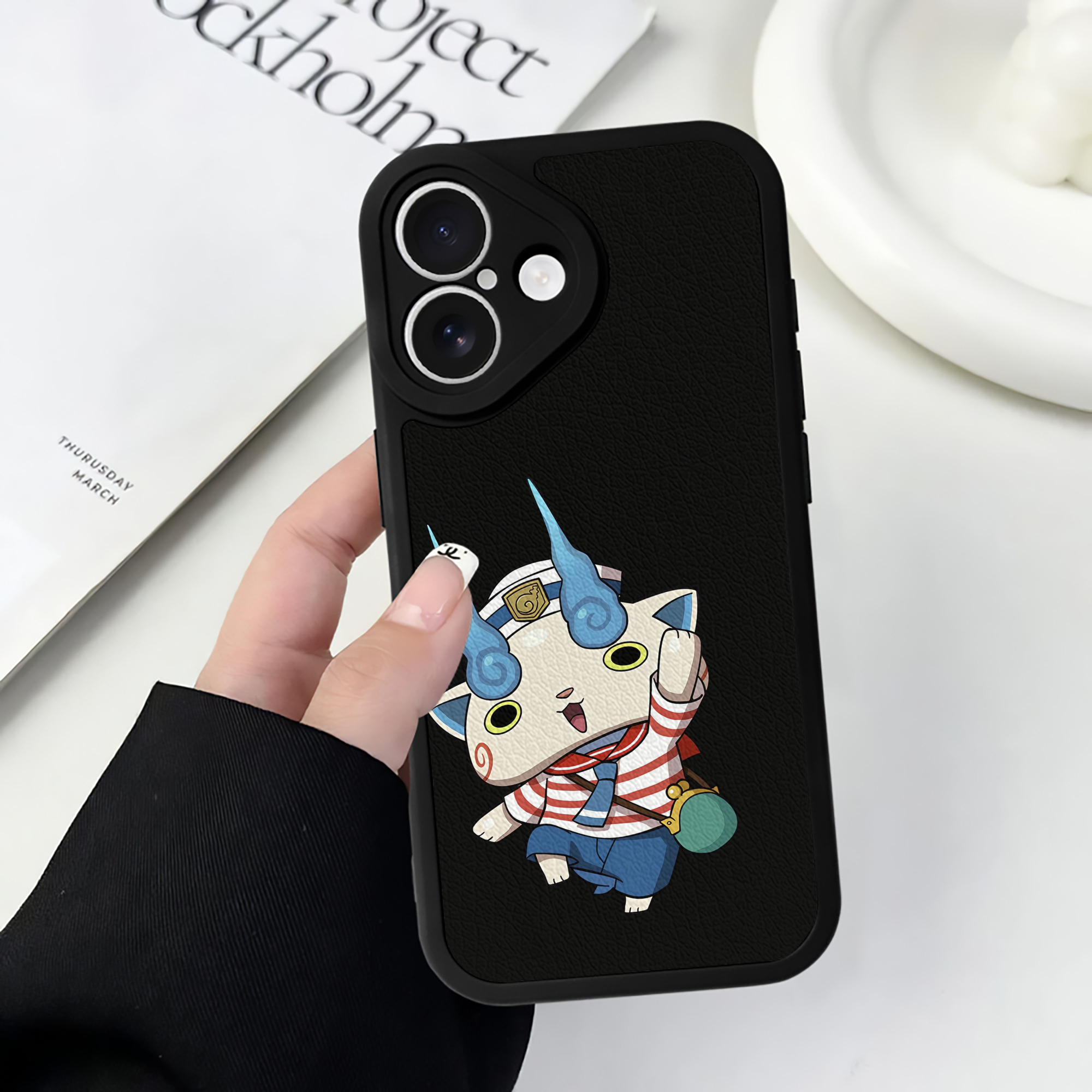 （画像用） 妖怪ウォッチ Yo-kai Watch 【iPhone 16シリーズ対応】シリコンスマホケース（レザー調） 材質：シリコン
